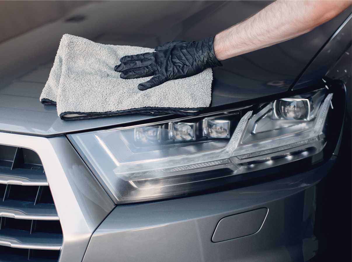 wiping-cleaning-car